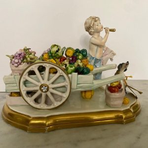 Porcelana Motivo Niño Vendiendo Frutas