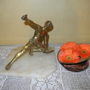 Escultura de un Atleta en Bronce y Marmol