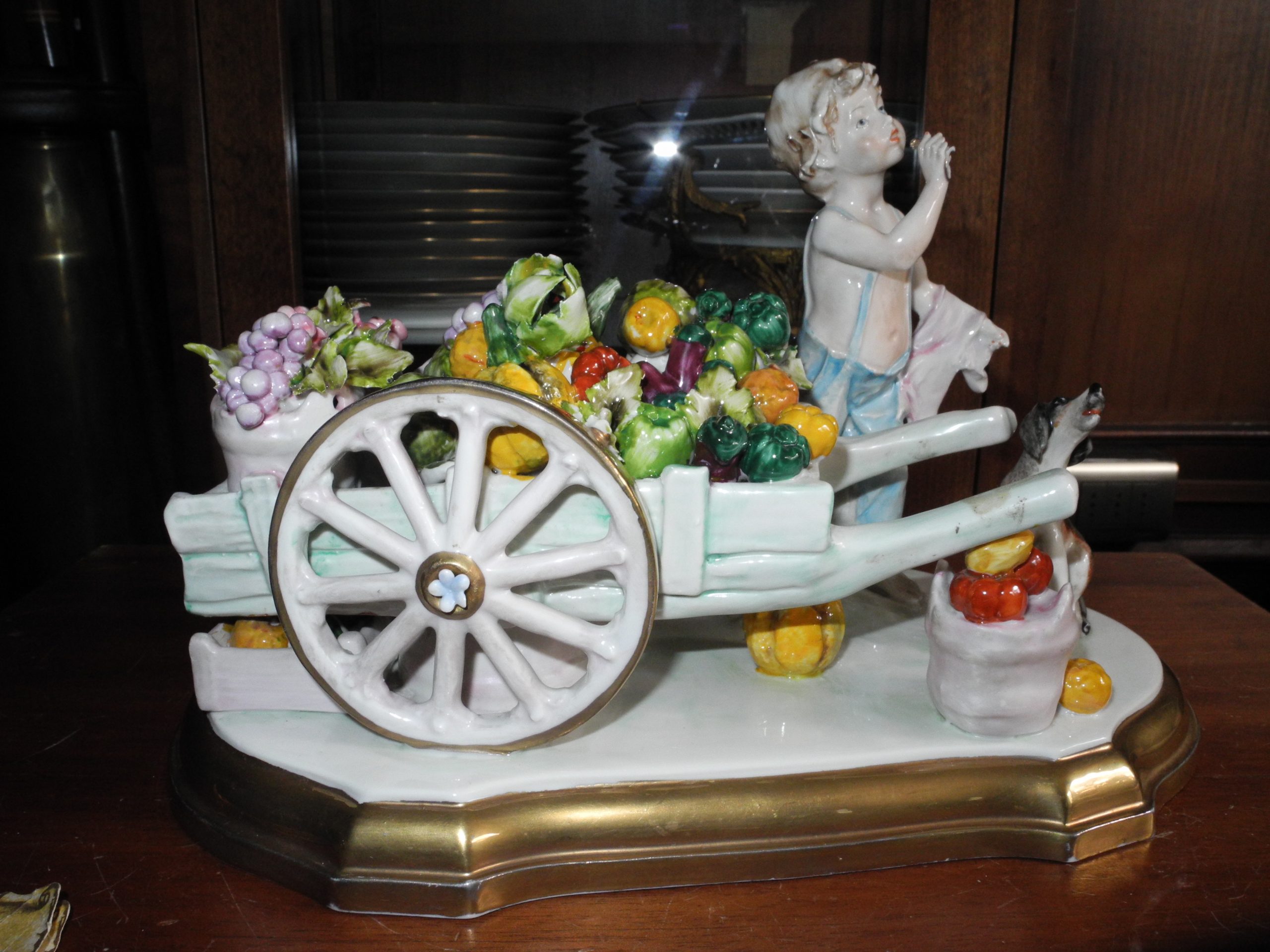 Porcelana Motivo Niño Vendiendo Frutas