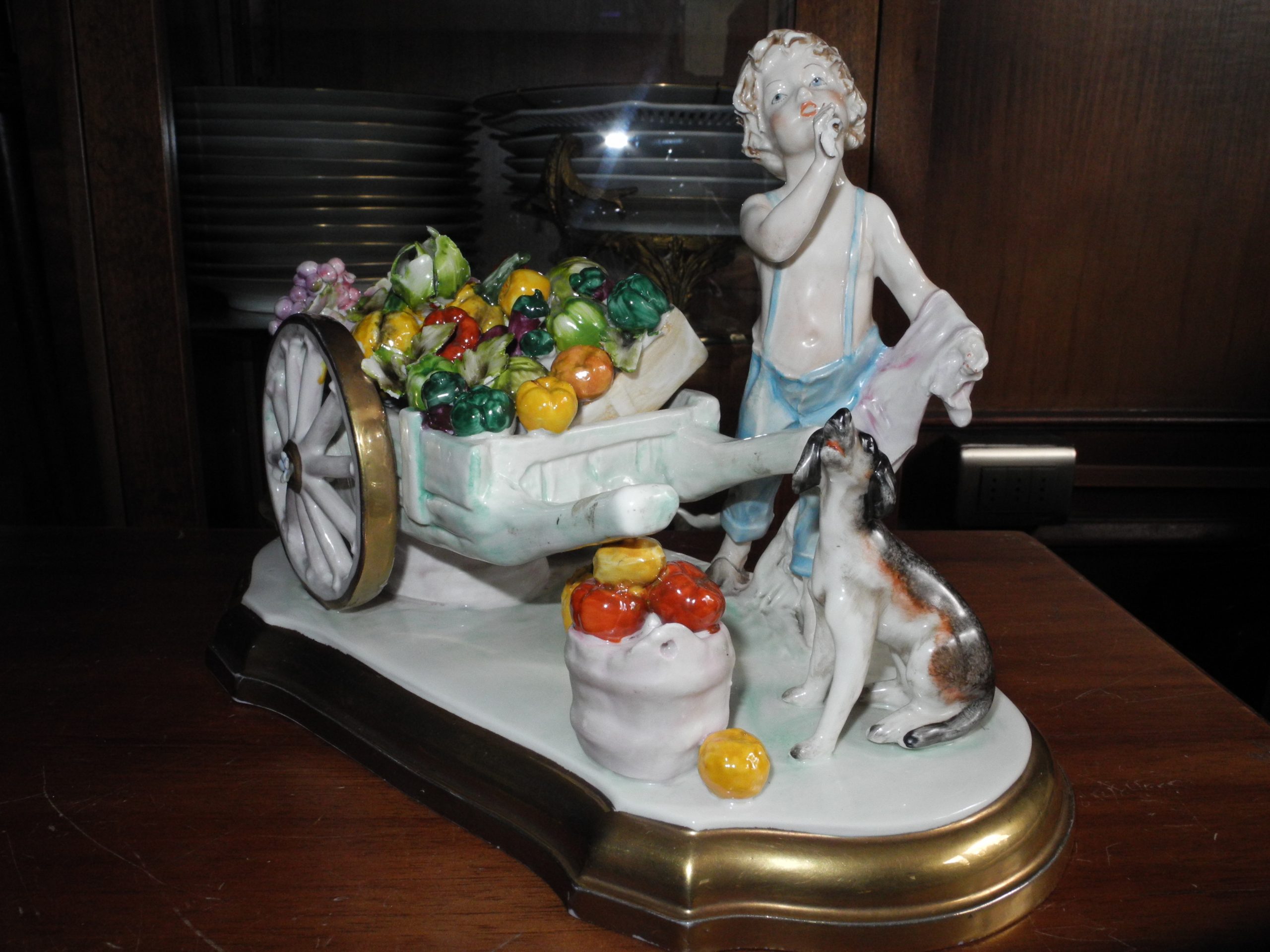 Porcelana Motivo Niño Vendiendo Frutas