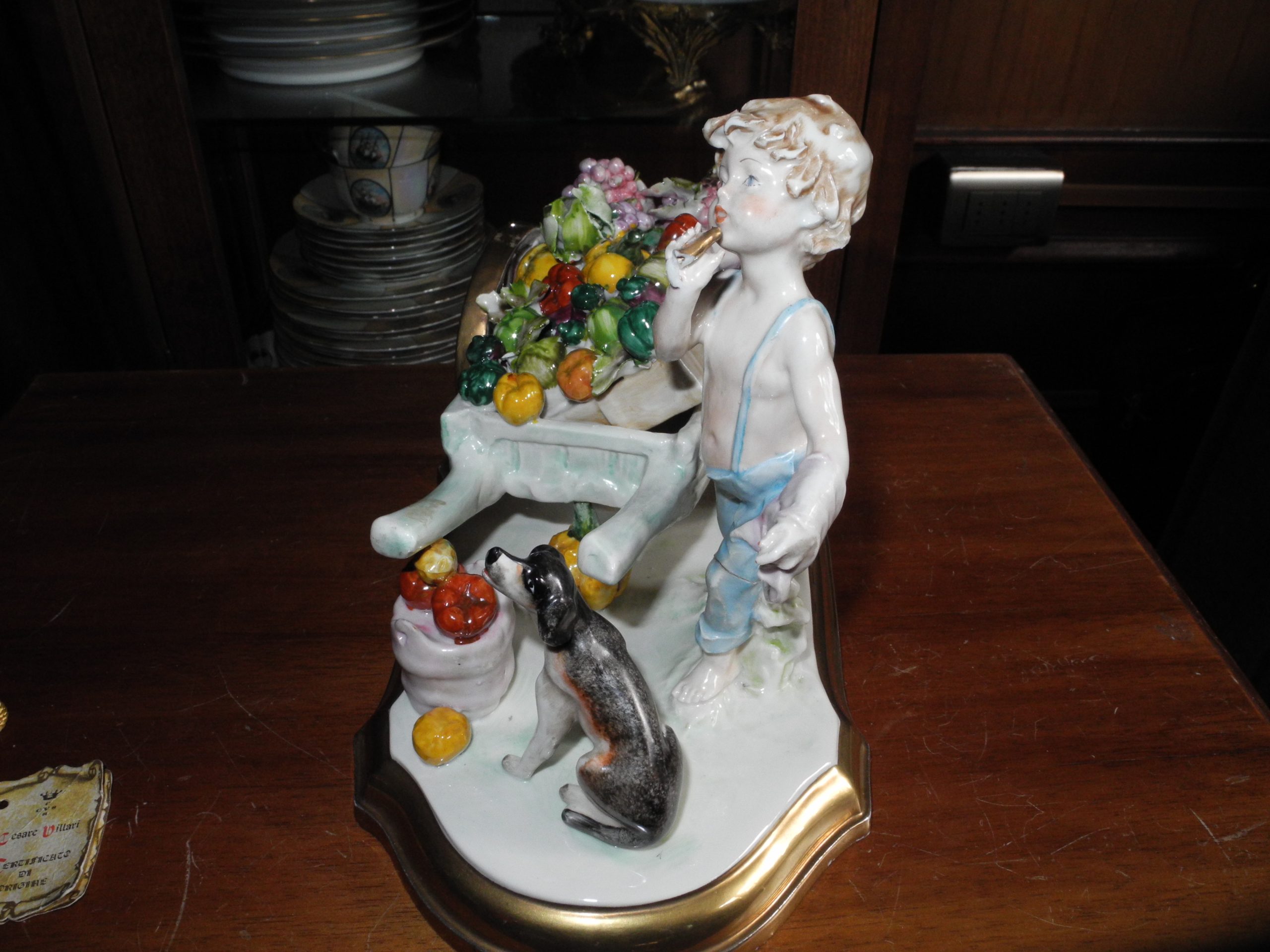 Porcelana Motivo Niño Vendiendo Frutas