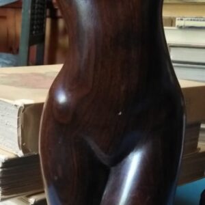 Escultura femenina artesanal tallada en madera Guayacán - Cuba