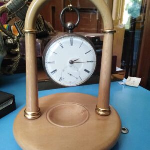 Reloj decorativo en arco de madera Suiza