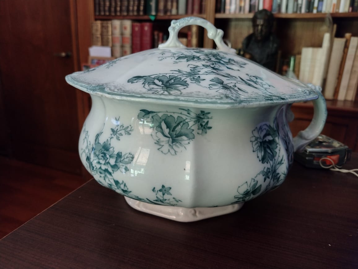 Antigua y fina sopera de porcelana inglesa