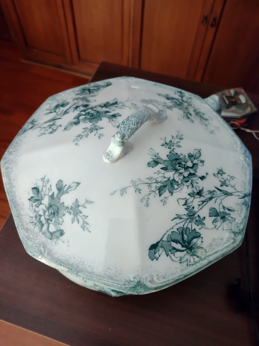 Antigua y fina sopera de porcelana inglesa