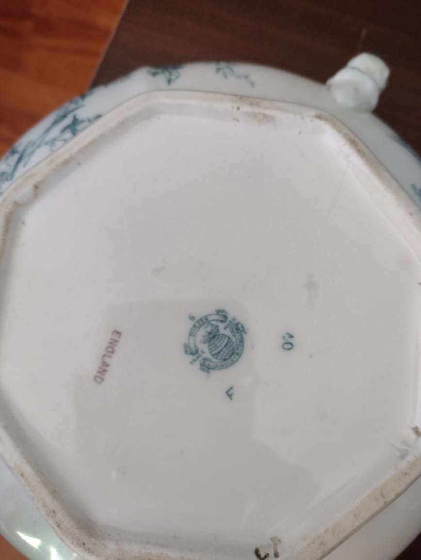 Antigua y fina sopera de porcelana inglesa