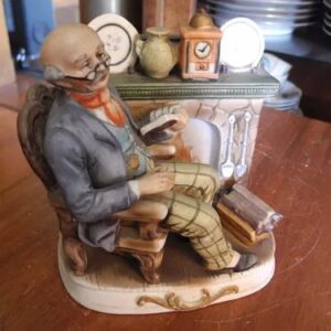 Figura De Abuelo Frente A Su Chimenea