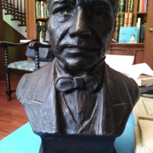 Busto de hombre elegante hecho de bronce.