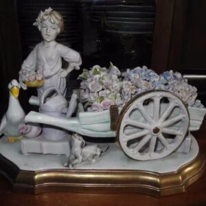 Hermosa Figura De Niña Vendiendo Flores