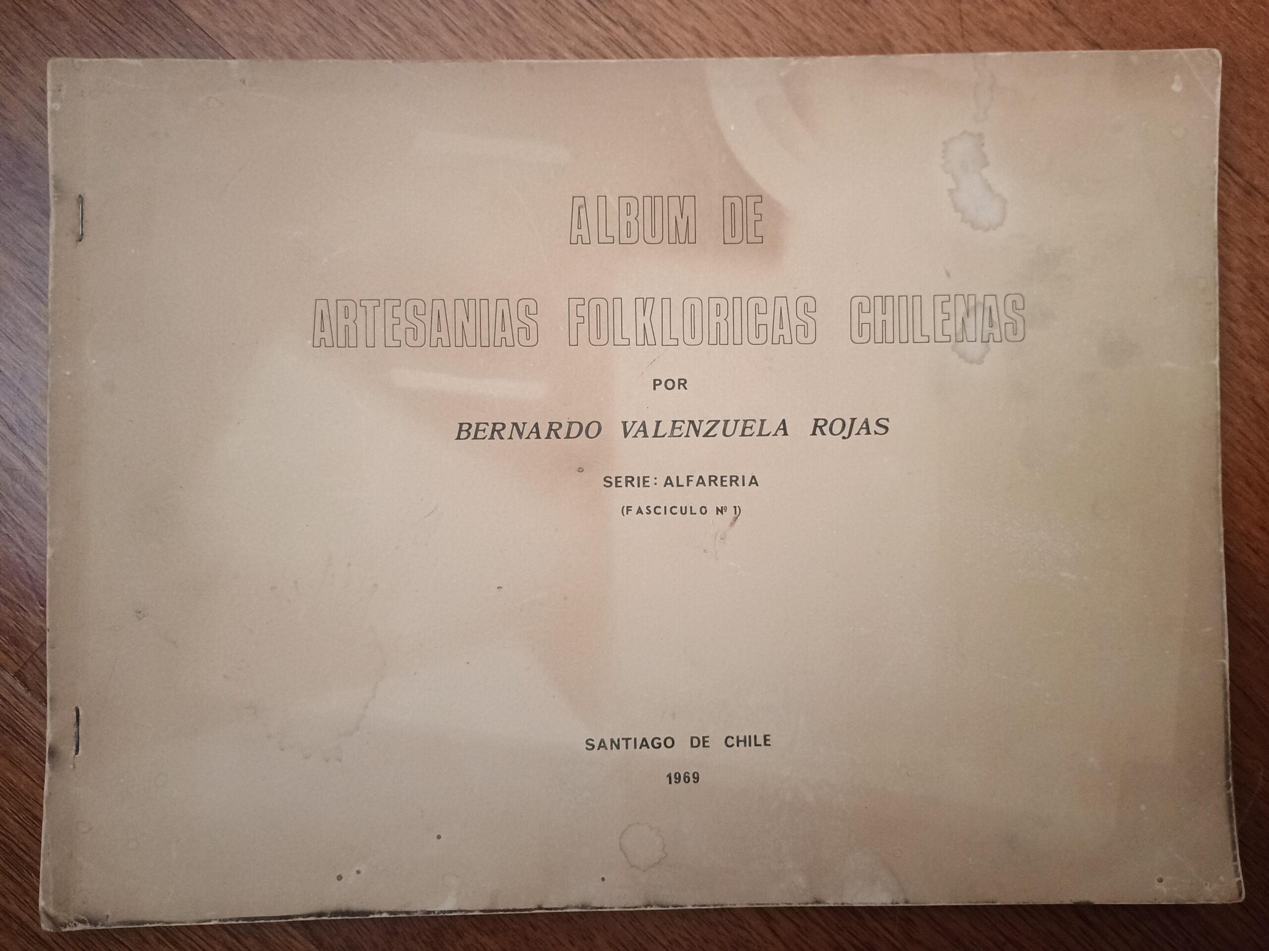 ÁLBUM DE ARTESANÍAS FOLKLÓRICAS CHILENAS de Bernardo Valenzuela Rojas