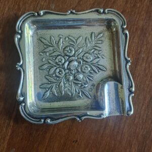 Bonito cenicero plateado