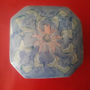 CAJA DE TOCADOR, CERÁMICA CHINA.