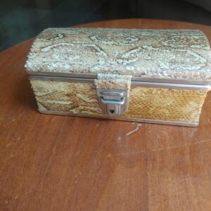 ALHAJERO DE MADERA FORRADO EN IMITACIÓN PIEL DE SERPIENTE