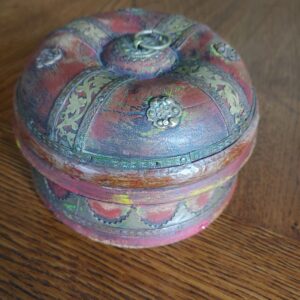 Caja estilo marroquí en madera pintada  y metal