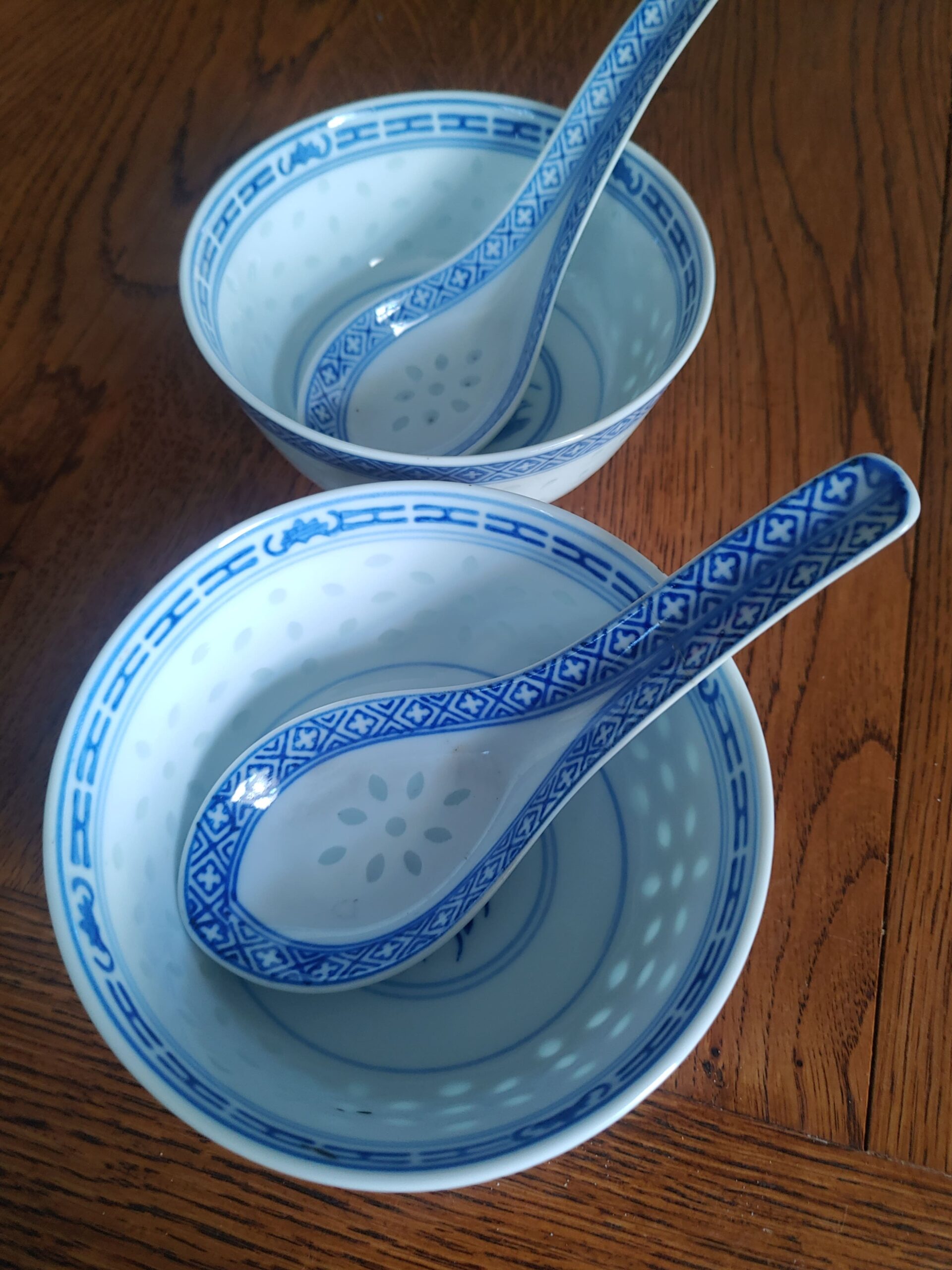 Dos cuencos con sus cucharas de porcelana china,