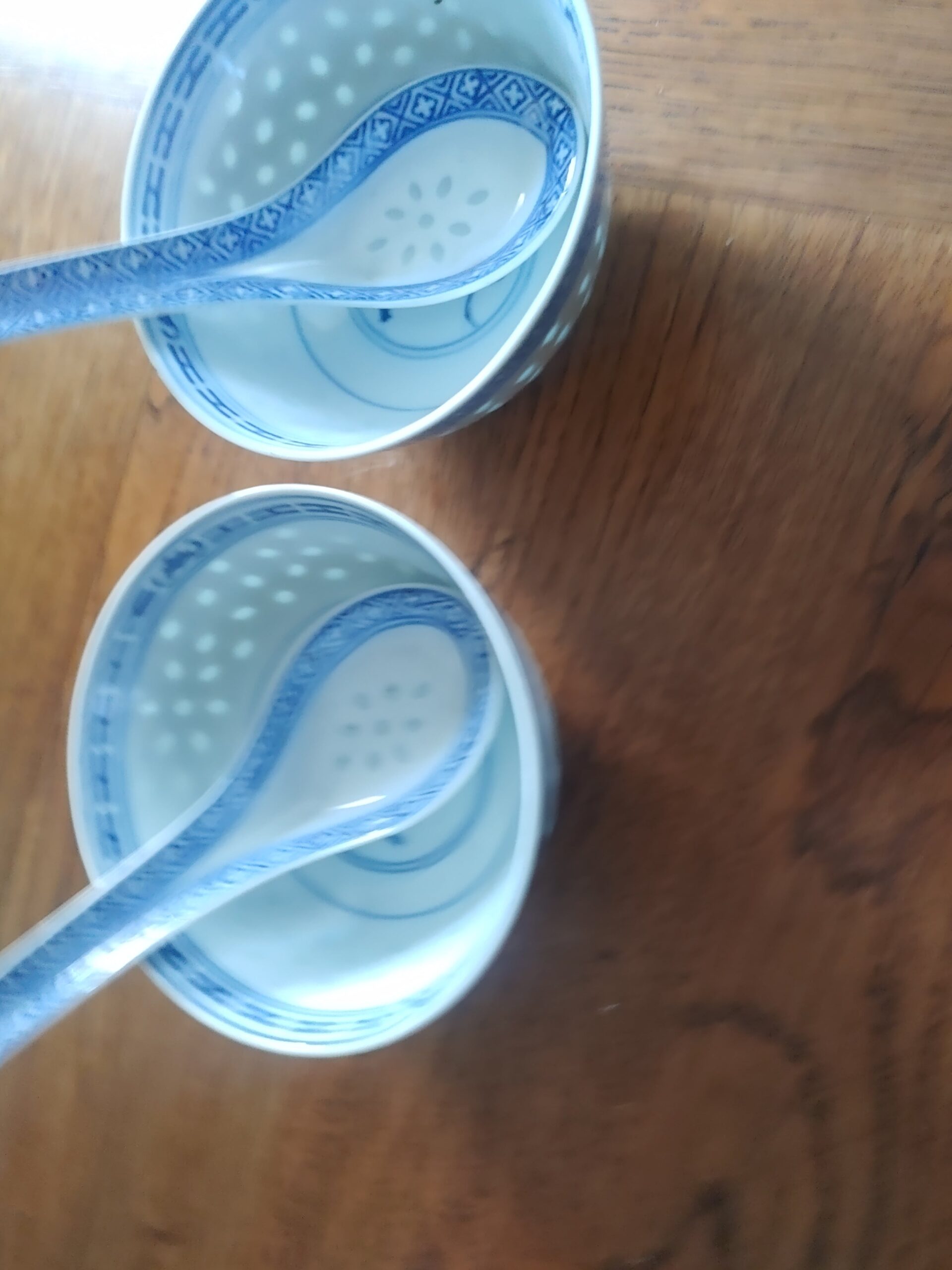 Dos cuencos con sus cucharas de porcelana china, - Imagen 2
