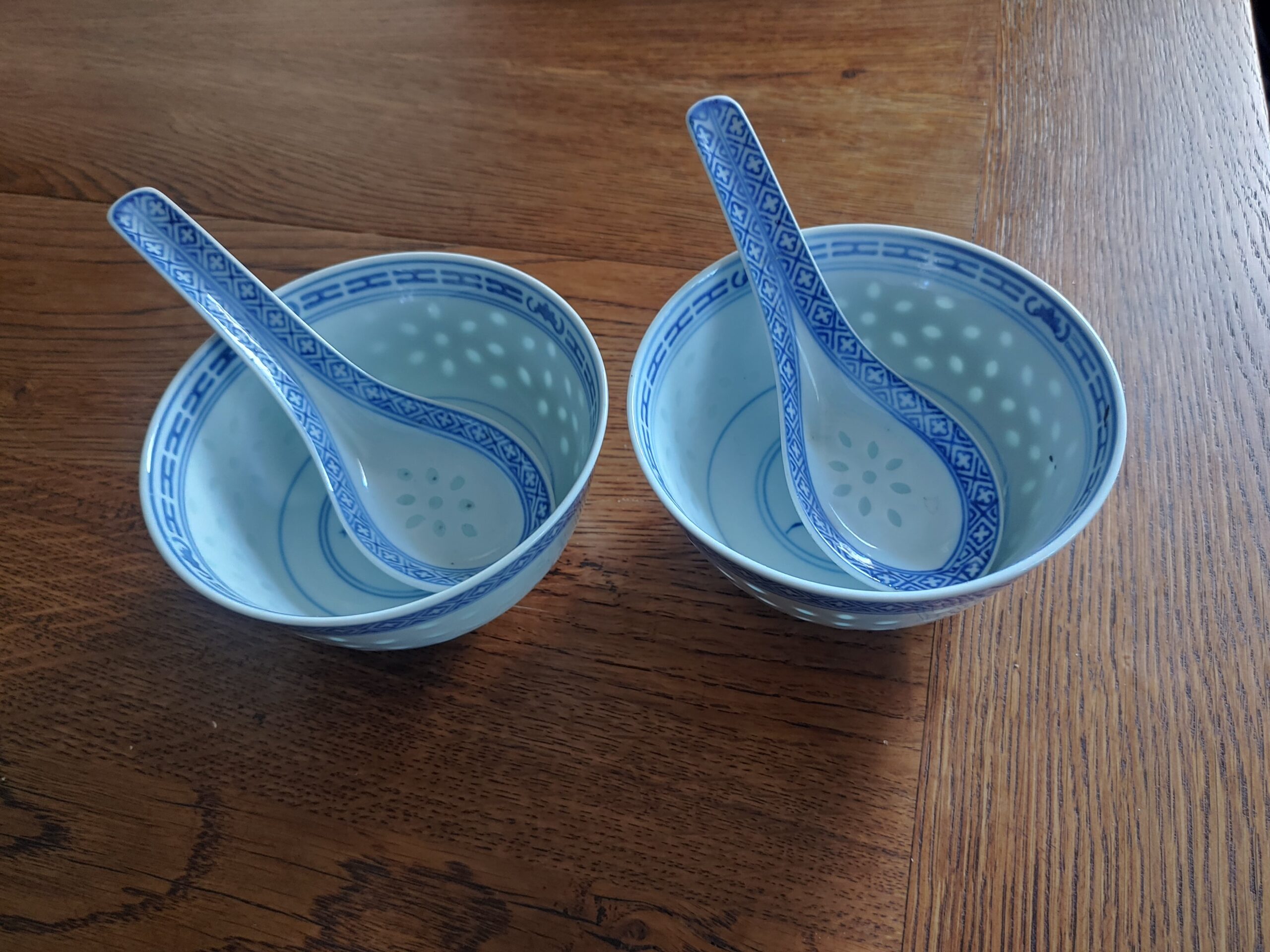 Dos cuencos con sus cucharas de porcelana china, - Imagen 3