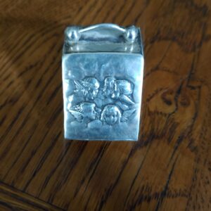 Caja de plata de la época eduardiana conmemorativa del carbón.  Decorada con Reynolds Angels.