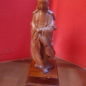 Estatua tallada en madera de Guan Yin