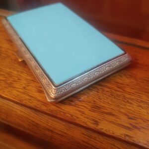 Pitillera o estuche diseñado para guardar cigarrillos