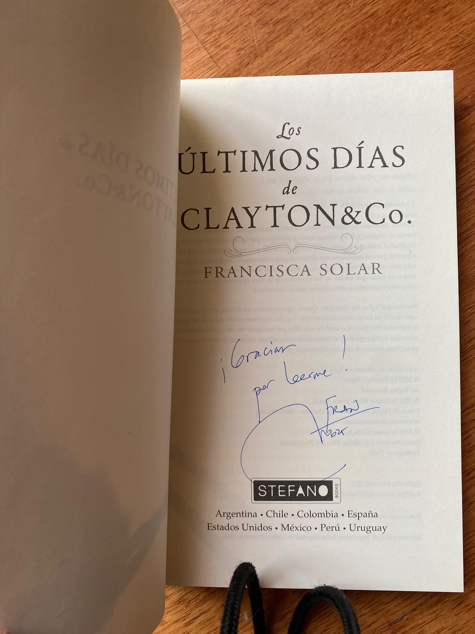 LOS ULTIMOS DIAS DE CLAYTON & CO de Francisca Solar 2025 (AUTOGRAFIADA) - Imagen 3