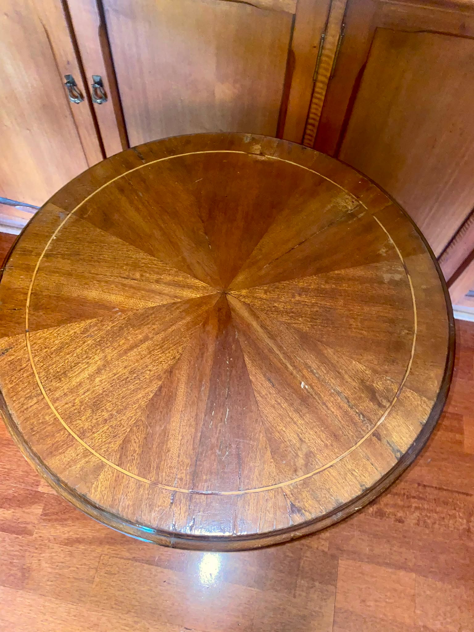 Mesa Auxiliar Redonda de Estilo Inglés en Madera Noble – Circa 1950 - Imagen 10