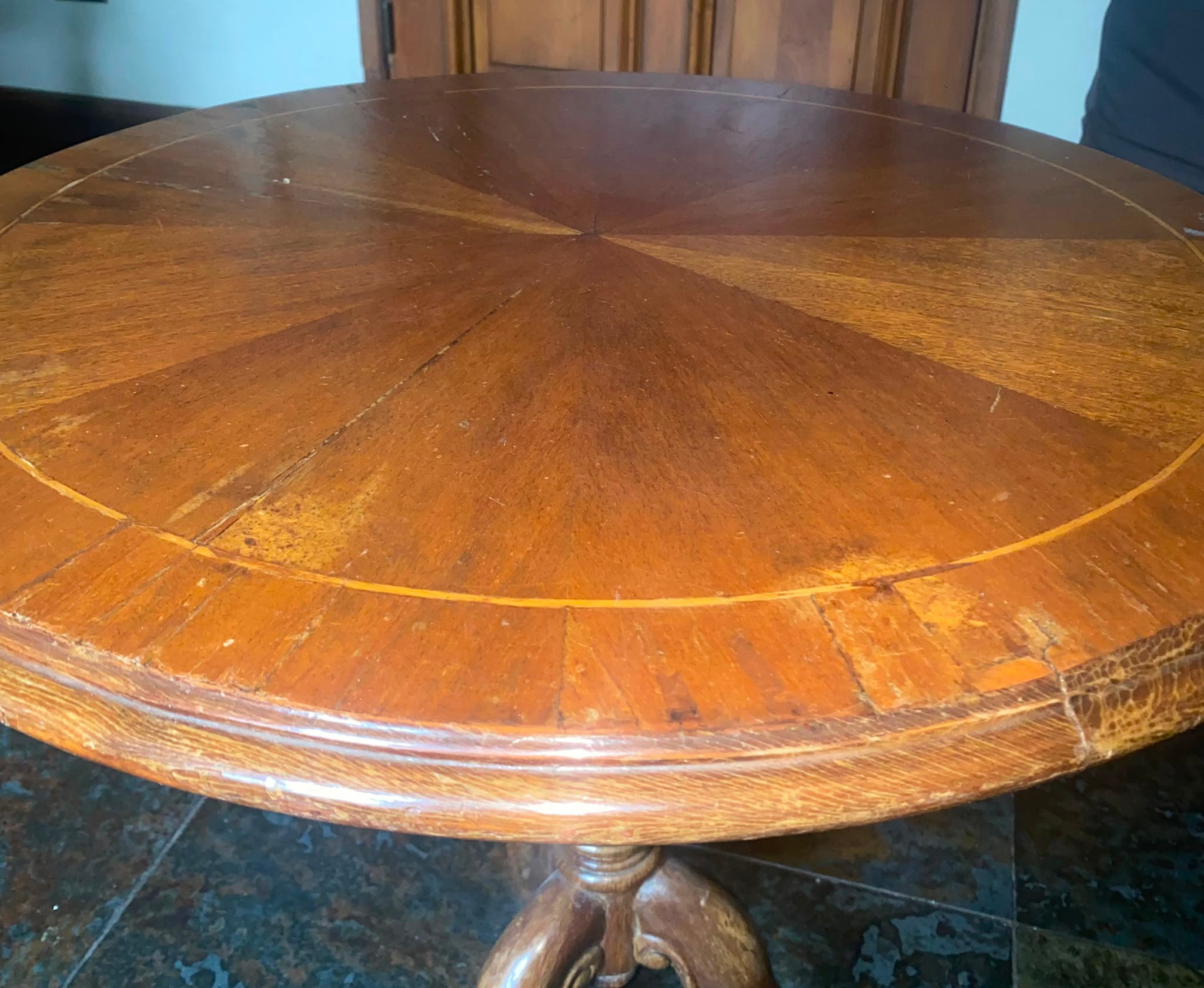 Mesa Auxiliar Redonda de Estilo Inglés en Madera Noble – Circa 1950 - Imagen 6
