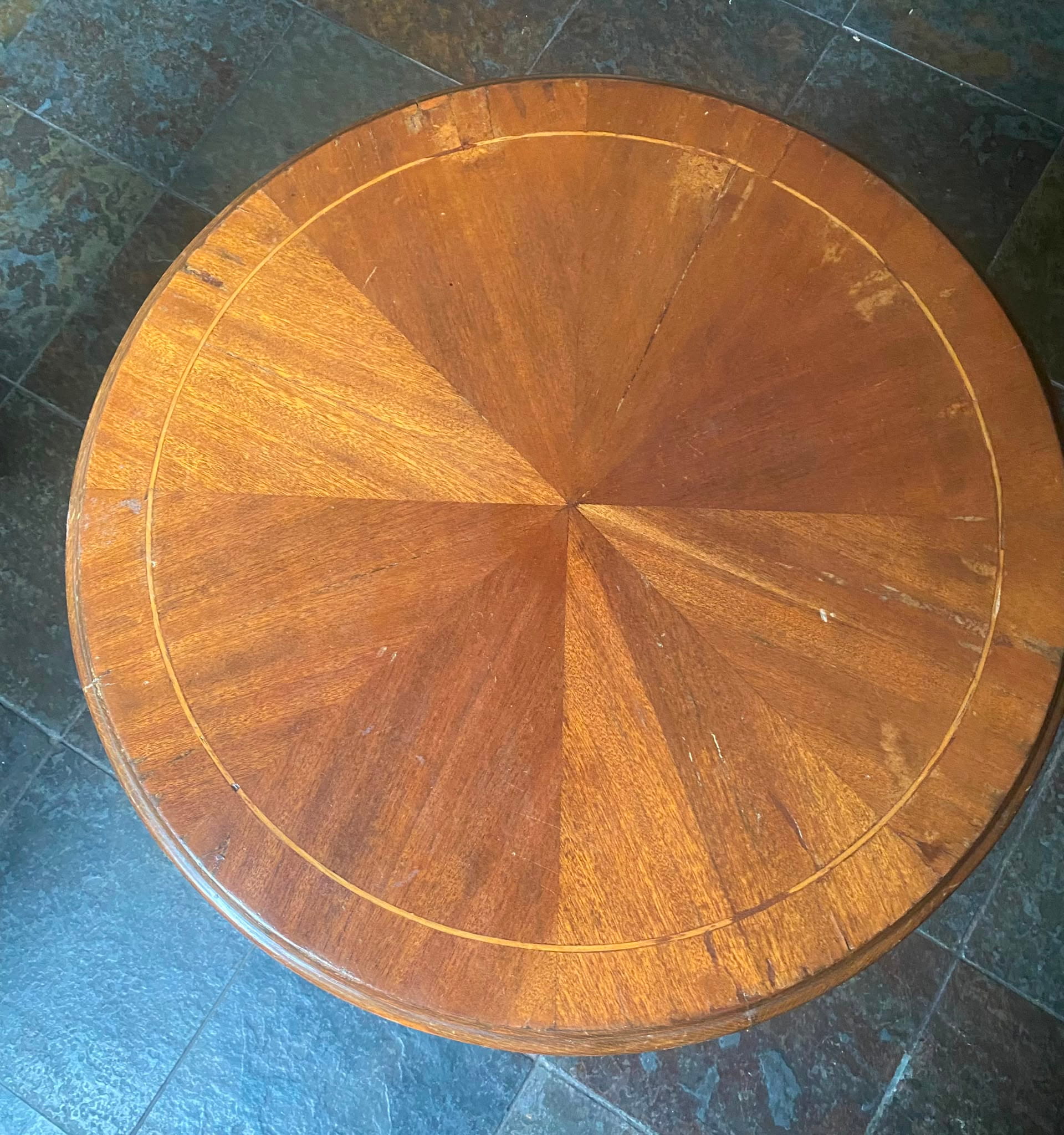 Mesa Auxiliar Redonda de Estilo Inglés en Madera Noble – Circa 1950 - Imagen 3