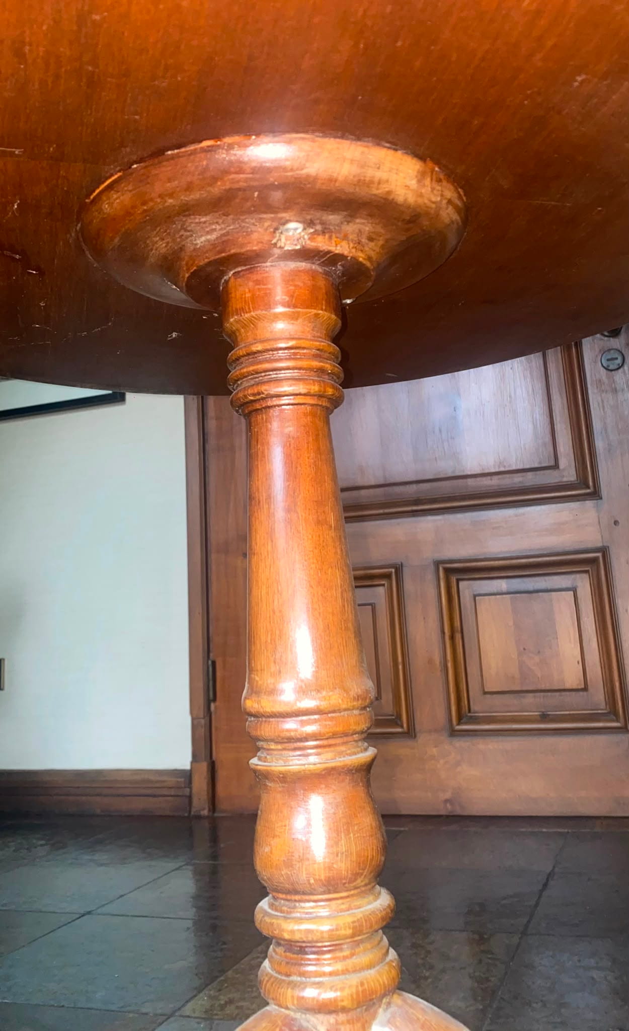 Mesa Auxiliar Redonda de Estilo Inglés en Madera Noble – Circa 1950 - Imagen 2