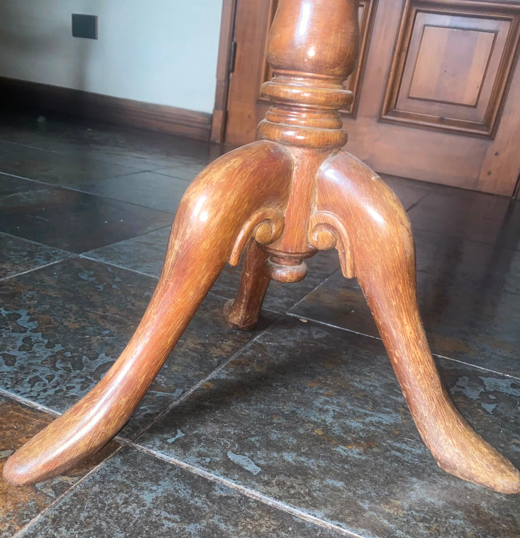 Mesa Auxiliar Redonda de Estilo Inglés en Madera Noble – Circa 1950 - Imagen 7