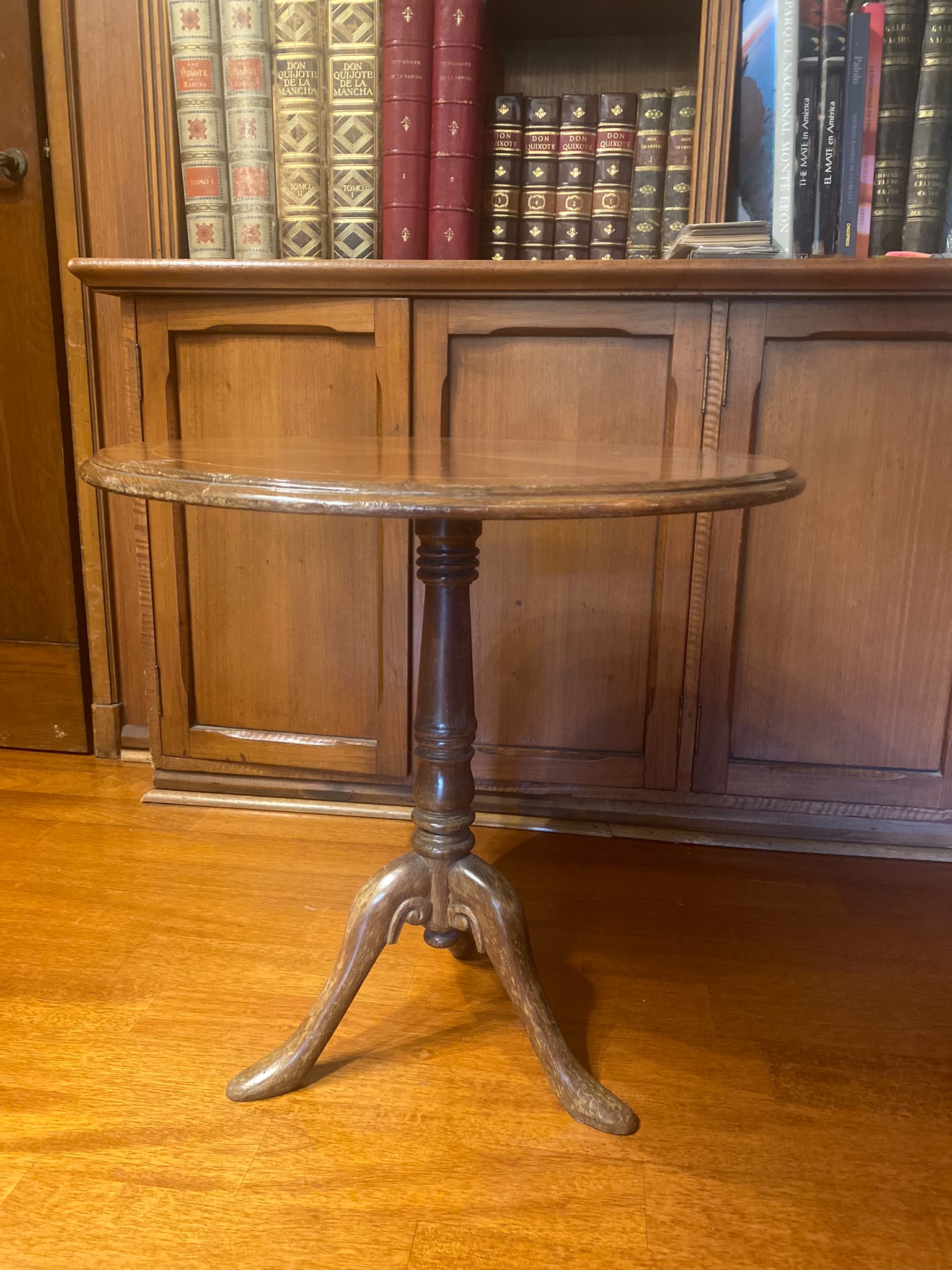 Mesa Auxiliar Redonda de Estilo Inglés en Madera Noble – Circa 1950