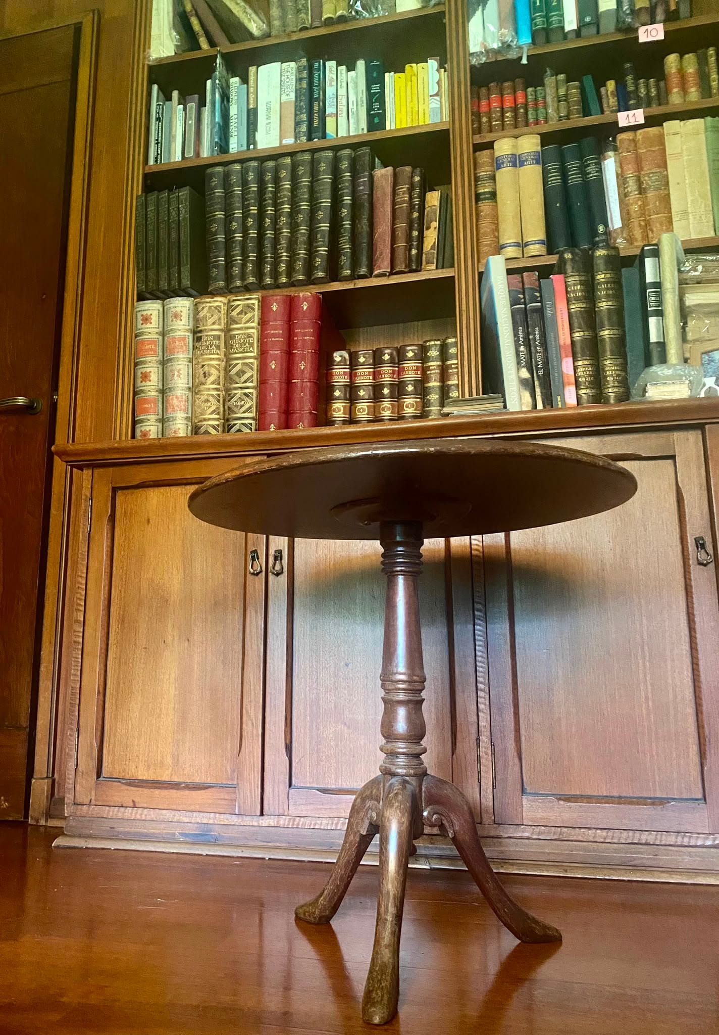 Mesa Auxiliar Redonda de Estilo Inglés en Madera Noble – Circa 1950 - Imagen 8