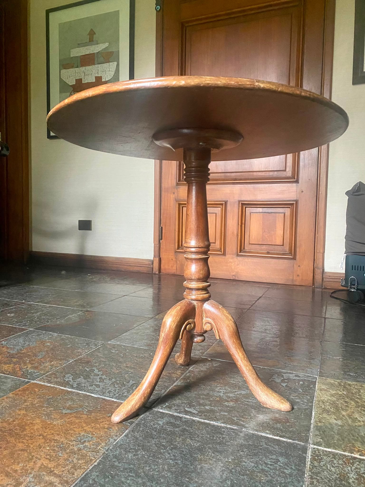 Mesa Auxiliar Redonda de Estilo Inglés en Madera Noble – Circa 1950 - Imagen 4