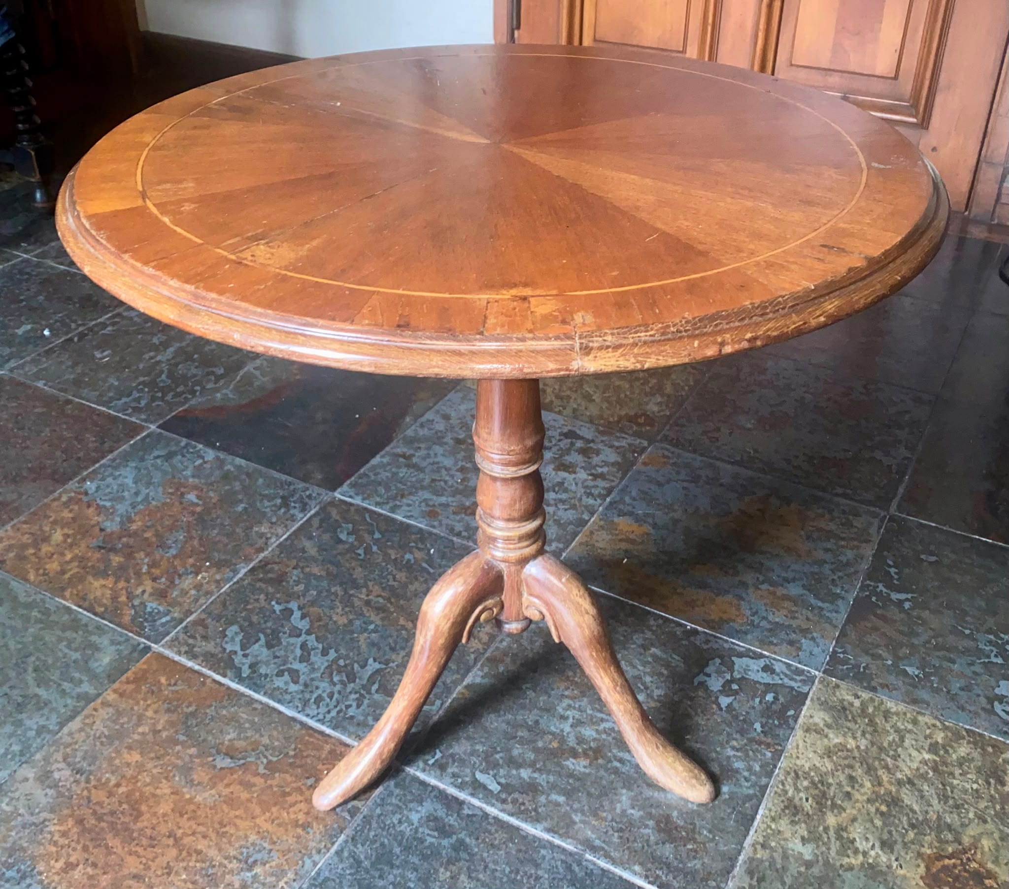Mesa Auxiliar Redonda de Estilo Inglés en Madera Noble – Circa 1950 - Imagen 9