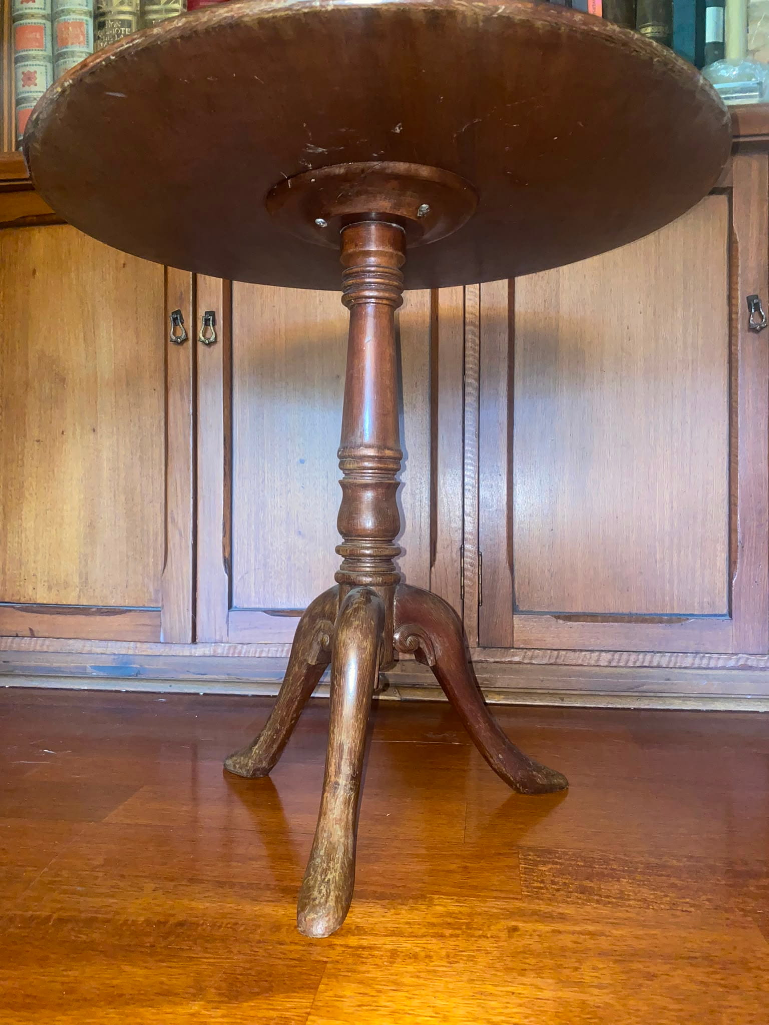 Mesa Auxiliar Redonda de Estilo Inglés en Madera Noble – Circa 1950 - Imagen 5