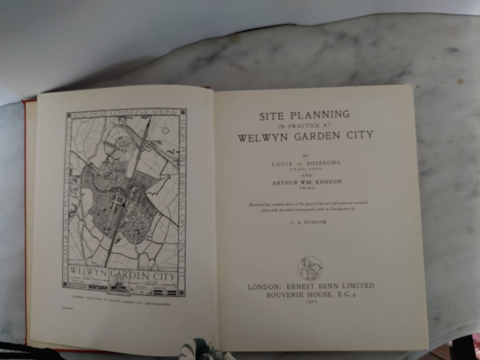 SITE PLANNING IN PRACTICE AT WELWYN GARDEN CITY de Louis de Soissons y Arthur William Kenyon. Primera edición - Imagen 3