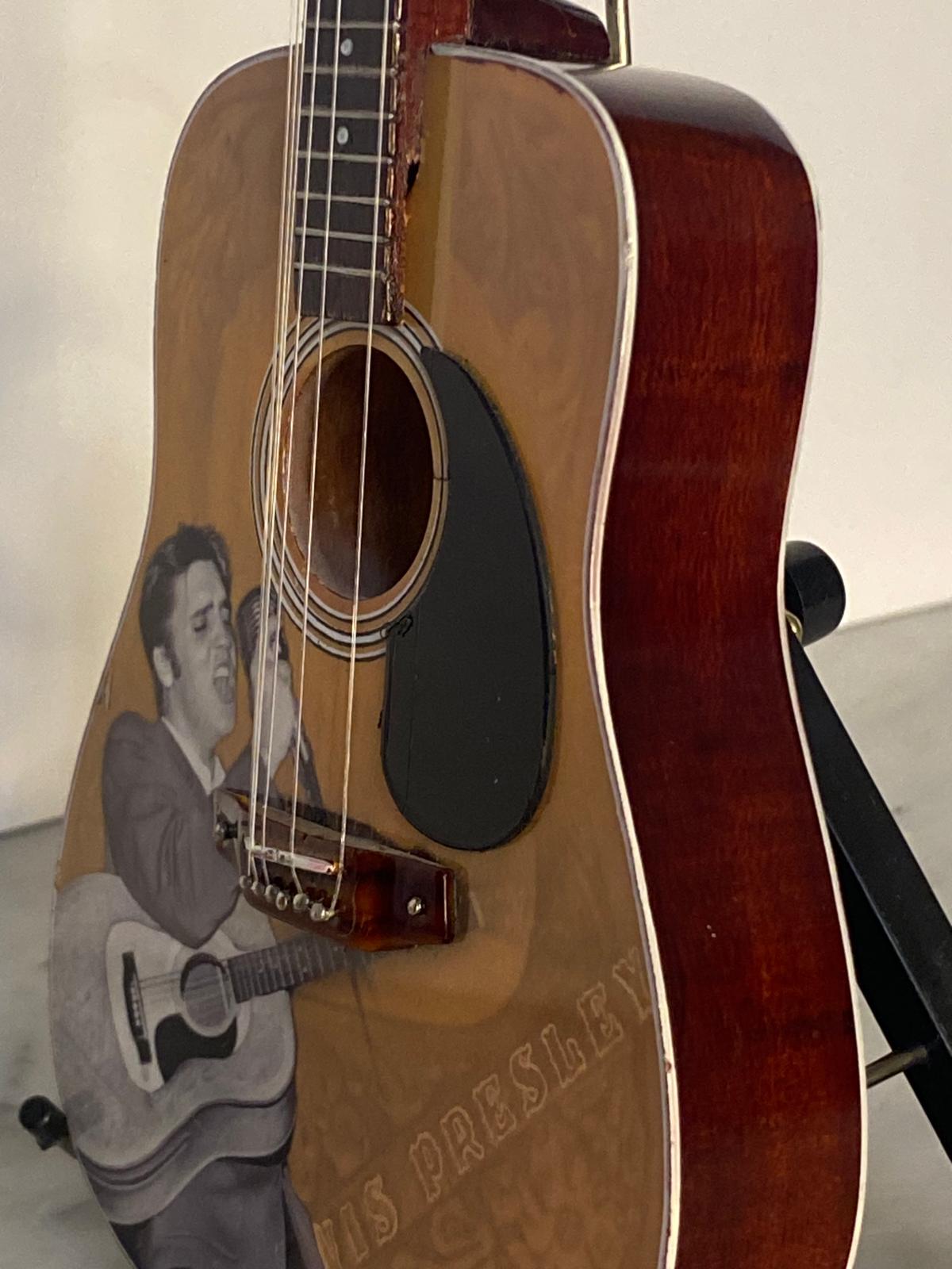 MINIATURA GUITARRA ELVIS PRESLEY 1955 AXE HEAVEM RÉPLICA COLECCIÓN - Imagen 2